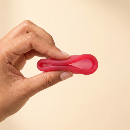Quilla Disc colore Rosso piegato tra due dita, dimensioni reali